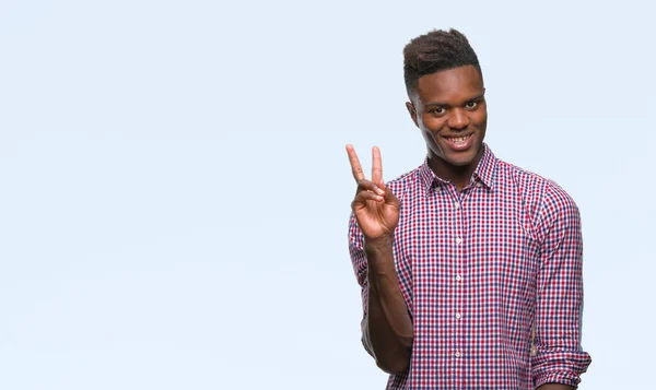 Afrikalı Amerikalı Genç Mutlu Yüz Zafer Işareti Yaparken Kameraya Göz — Stok fotoğraf