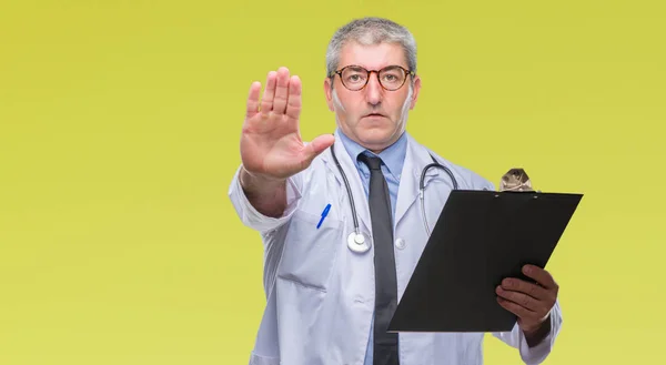 Yakışıklı Kıdemli Doktor Adam Holding Pano Açık Eliyle Dur Işareti — Stok fotoğraf
