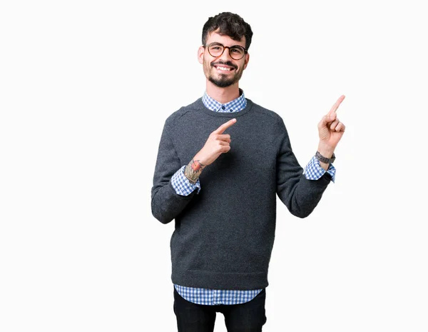 Joven Hombre Inteligente Guapo Con Gafas Sobre Fondo Aislado Sonriendo — Foto de Stock