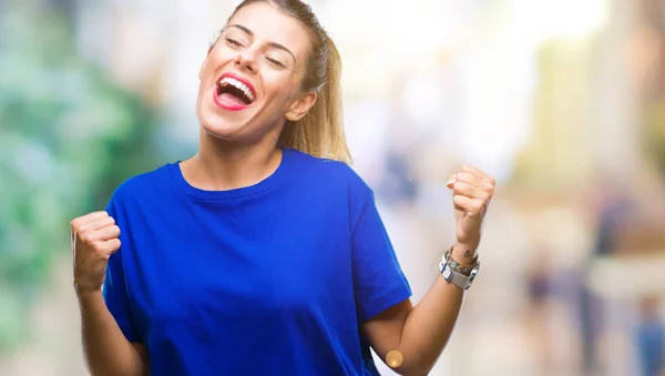 Ung Vacker Kvinna Som Bär Casual Blå Shirt Över Isolerade — Stockfoto