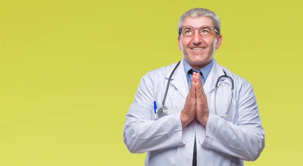 Schöner Oberarzt Mann Über Isoliertem Hintergrund Betet Mit Händen Zusammen — Stockfoto