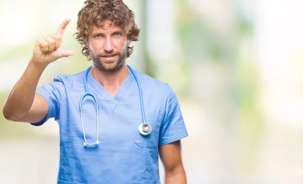 Bello Ispanico Chirurgo Medico Uomo Sfondo Isolato Sorridente Fiducioso Gesticolando — Foto Stock