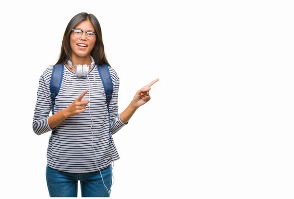 Joven Estudiante Asiática Con Auriculares Mochila Sobre Fondo Aislado Sonriendo —  Fotos de Stock