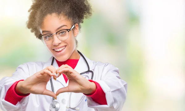 Junge Afroamerikanische Ärztin Mit Isoliertem Hintergrund Die Verliebt Lächelt Und — Stockfoto