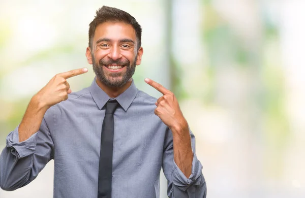 Uomo Affari Ispanico Adulto Sfondo Isolato Sorridente Fiducioso Mostrando Indicando — Foto Stock