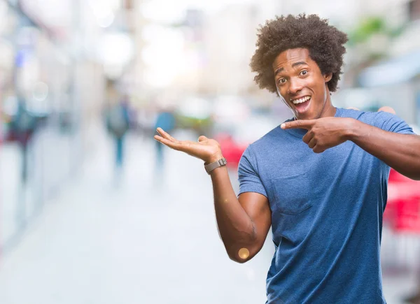 Hombre Afroamericano Sobre Fondo Aislado Asombrado Sonriendo Cámara Mientras Presenta —  Fotos de Stock