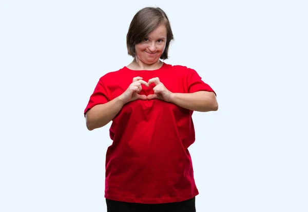 Genç Yetişkin Kadın Kalp Simgesi Elleriyle Şekil Gösterilen Aşık Gülümseyen — Stok fotoğraf