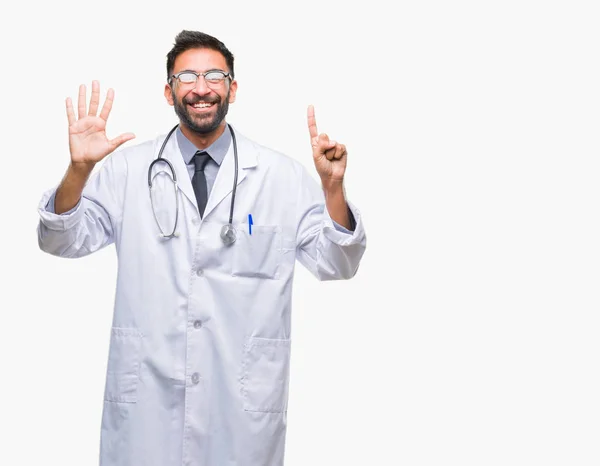 成人西班牙裔医生男子在孤立的背景显示和指向用手指数字六 而微笑着自信和快乐 — 图库照片