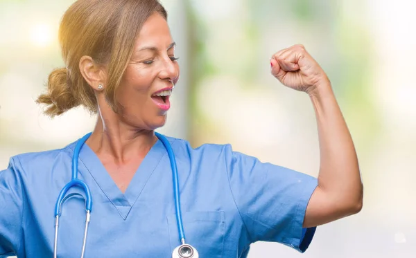 Średnim Wieku Starsza Pielęgniarka Lekarz Kobieta Białym Tle Wyświetlono Mięśnie — Zdjęcie stockowe