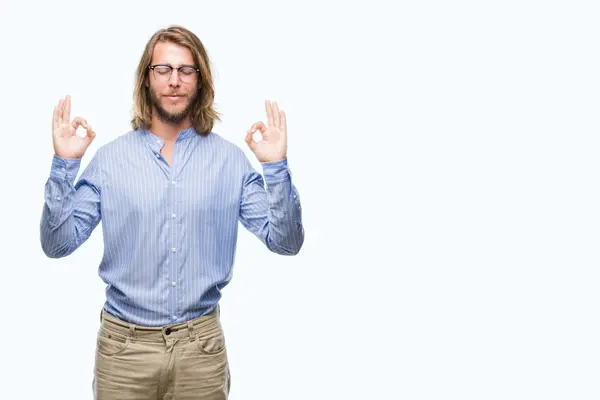 Joven Hombre Guapo Con Pelo Largo Con Gafas Sobre Fondo — Foto de Stock