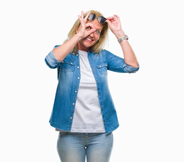 Blonde Frau Mittleren Alters Trägt Sonnenbrille Über Isoliertem Hintergrund Und — Stockfoto