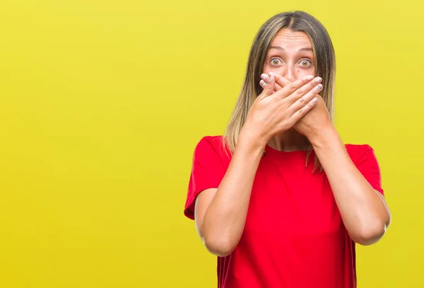 Joven Hermosa Mujer Sobre Fondo Aislado Impactó Cubriendo Boca Con —  Fotos de Stock