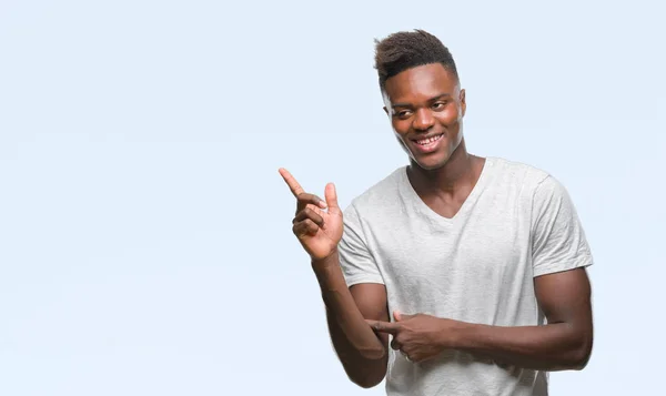 Jovem Afro Americano Sobre Fundo Isolado Com Grande Sorriso Rosto — Fotografia de Stock