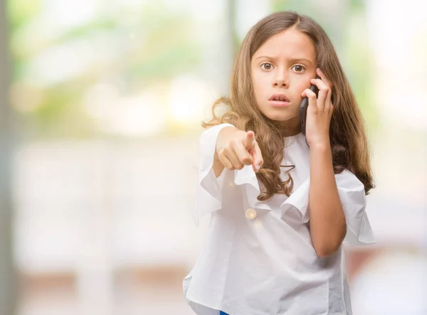 Brunette Spaanse Meisje Met Smartphone Met Vinger Wijzen Naar Camera — Stockfoto