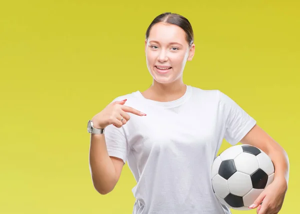Νεαρή Όμορφη Γυναίκα Καυκάσιος Κρατώντας Την Μπάλα Ποδοσφαίρου Ποδοσφαίρου Πέρα — Φωτογραφία Αρχείου
