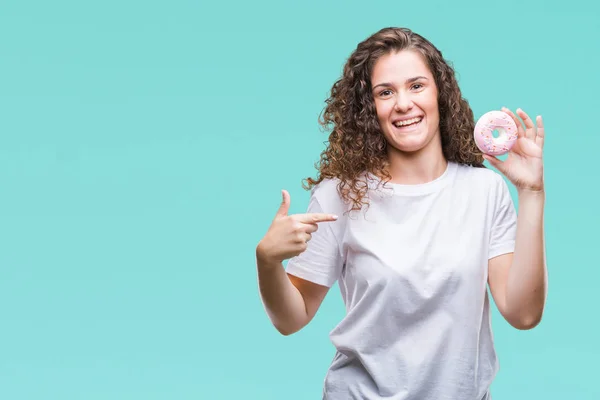 Joven Morena Comiendo Donut Sobre Fondo Aislado Con Cara Sorpresa —  Fotos de Stock