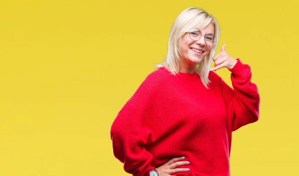 Ung Vacker Blond Kvinna Klädd Tröja Och Glasögon Över Isolerade — Stockfoto