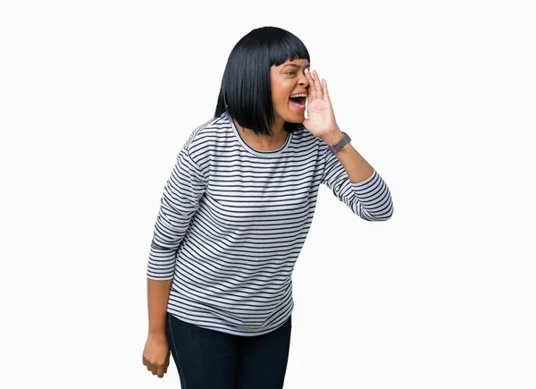 Красивая Молодая Африканская Американка Полосатом Свитере Изолированном Фоне Кричащая Громко — стоковое фото