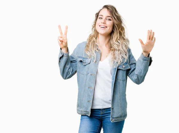 Mulher Loira Bonita Vestindo Jaqueta Ganga Sobre Fundo Isolado Mostrando — Fotografia de Stock