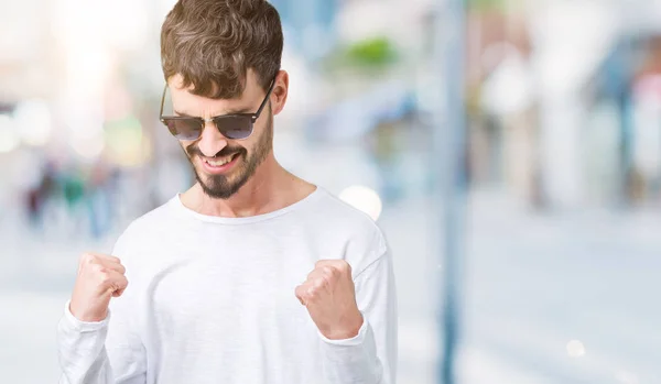 Jeune Bel Homme Portant Des Lunettes Soleil Sur Fond Isolé — Photo