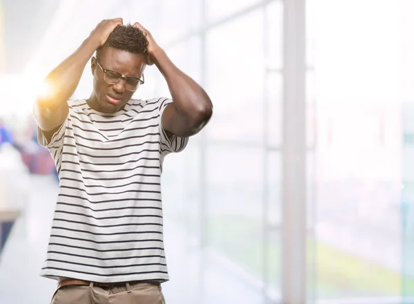 Jovem Afro Americano Vestindo Óculos Camiseta Marinha Sofrendo Dor Cabeça — Fotografia de Stock