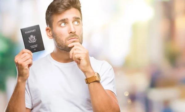 Joven Hombre Guapo Con Pasaporte Estados Unidos Sobre Fondo Aislado — Foto de Stock