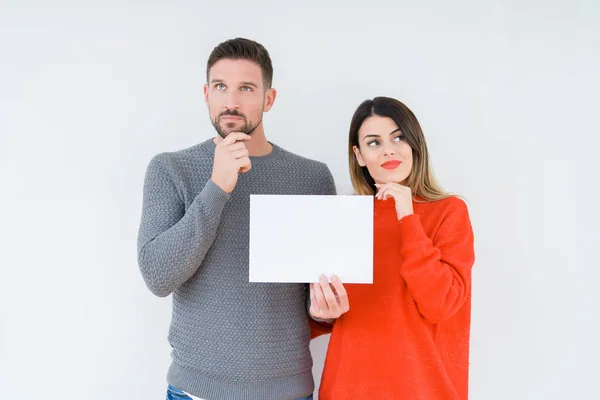 Casal Jovem Segurando Papel Folha Branco Sobre Fundo Isolado Rosto — Fotografia de Stock