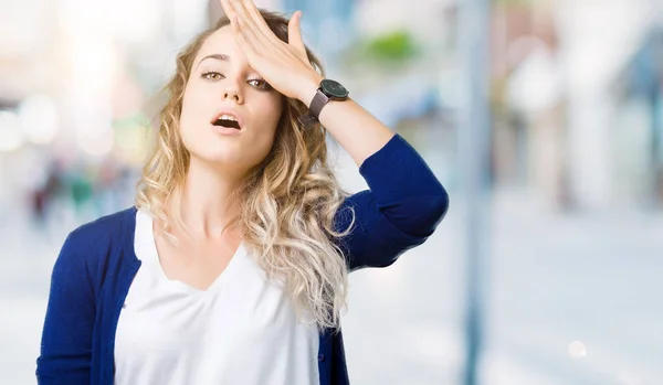 Vacker Ung Blond Kvinna Över Isolerade Bakgrund Förvånad Med Handen — Stockfoto