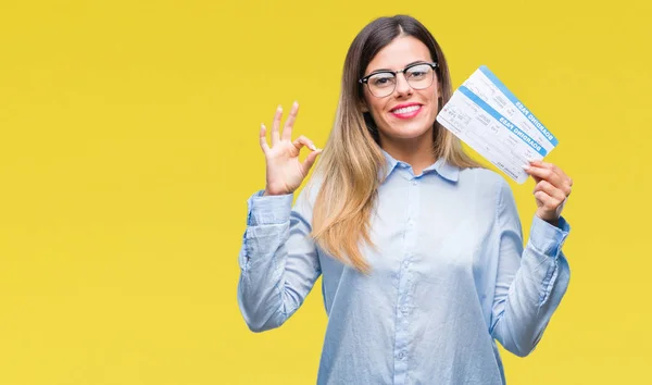 Joven Hermosa Mujer Sosteniendo Tarjeta Embarque Sobre Fondo Aislado Haciendo —  Fotos de Stock