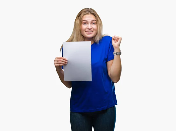 Young Caucasian Woman Holding Blank Paper Sheet Isolated Background Screaming — Stock Photo, Image