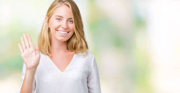 Красивая молодая элегантная женщина на изолированном фоне Отказ говорить привет счастливый и улыбающийся, дружественный жест приветствия
