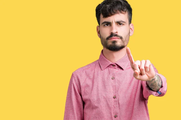 Jovem Homem Bonito Vestindo Camisa Rosa Sobre Fundo Isolado Apontando — Fotografia de Stock