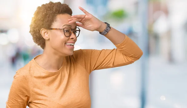 Jovem Bela Mulher Afro Americana Vestindo Óculos Sobre Fundo Isolado — Fotografia de Stock