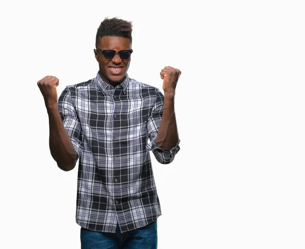 Jovem Afro Americano Vestindo Óculos Sol Sobre Fundo Isolado Celebrando — Fotografia de Stock