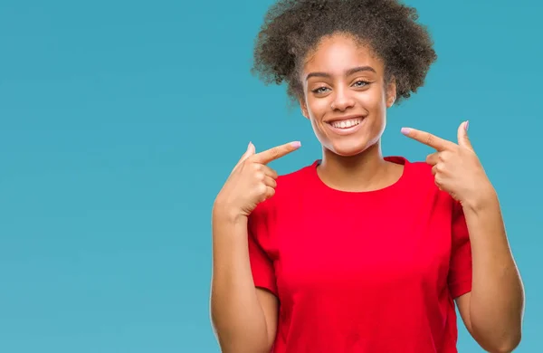 年轻的美国黑人妇女在孤立的背景下微笑着自信地显示和指着手指的牙齿和嘴巴 健康理念 — 图库照片