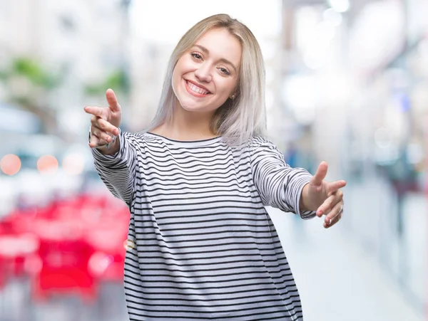 Mladá Blond Žena Izolované Pozadí Pohledu Kameru Otevřenou Náručí Objetí — Stock fotografie