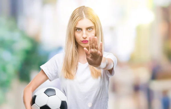 Junge Schöne Blonde Frau Hält Fußball Über Isoliertem Hintergrund Mit — Stockfoto