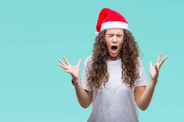 年轻的黑发女孩戴着圣诞帽在孤立的背景庆祝疯狂和疯狂的成功与手臂抬起和闭上眼睛尖叫兴奋 优胜者概念 — 图库照片