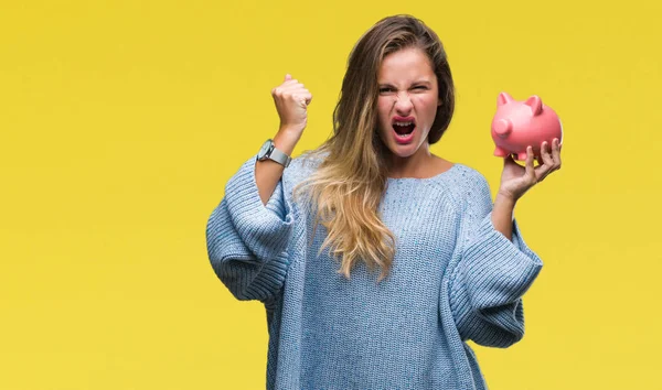 Jonge Mooie Blonde Vrouw Bedrijf Piggy Bank Geïsoleerd Background Boos — Stockfoto