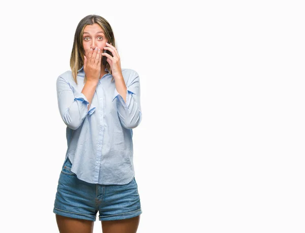 Junge Schöne Frau Spricht Auf Smartphone Über Isolierten Hintergrunddeckel Mund — Stockfoto