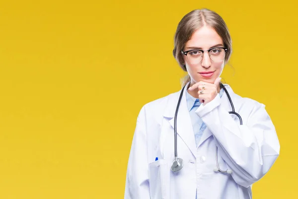 Vacker Ung Blond Läkare Kvinna Bär Medicinsk Uniform Över Isolerade — Stockfoto