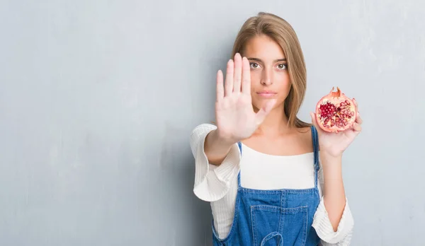 Schöne Junge Frau Über Grunge Grauer Wand Mit Granatapfel Der — Stockfoto