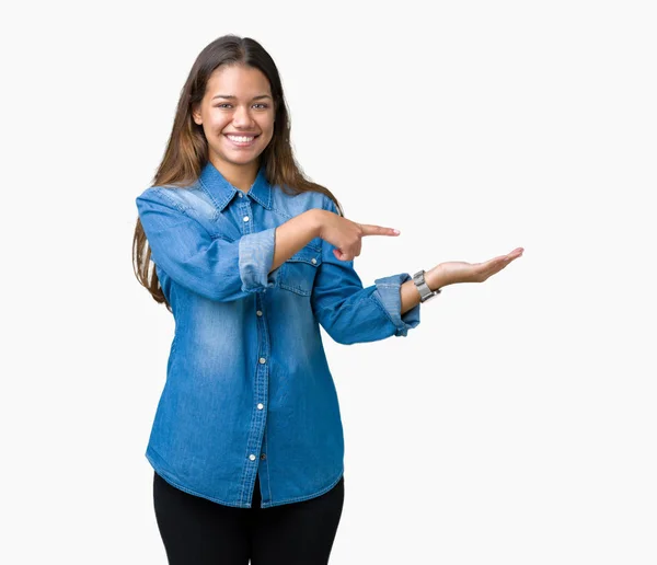 Молодая Красивая Брюнетка Синей Джинсовой Рубашке Изолированном Фоне Поражена Улыбается — стоковое фото