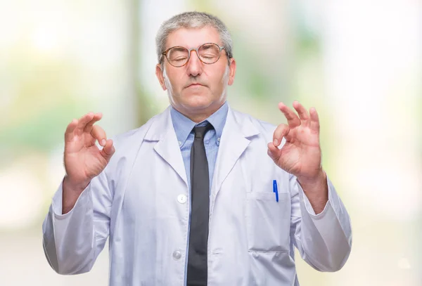 ハンサムな先輩医師 孤立した背景に白衣を着た男がリラックスして 瞑想の指ジェスチャーをやって閉じた目を浮かべて専門の科学者 ヨガの概念 — ストック写真