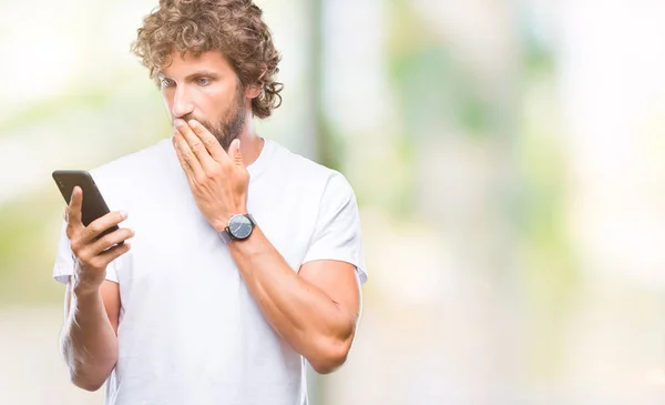 Modelo Hombre Hispano Guapo Enviando Mensajes Texto Usando Teléfono Inteligente —  Fotos de Stock