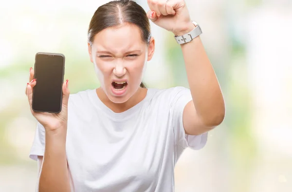 年轻美丽的高加索妇女显示智能手机屏幕在孤立的背景恼火和沮丧的喊声与愤怒 疯狂和大喊大叫与提高的手 愤怒的概念 — 图库照片