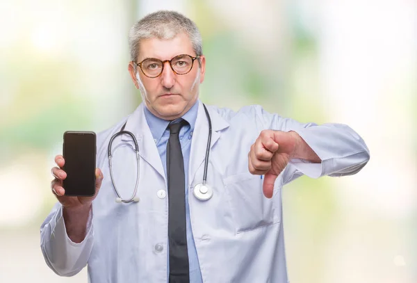 Hombre Guapo Médico Senior Mostrando Pantalla Smarpthone Sobre Fondo Aislado —  Fotos de Stock