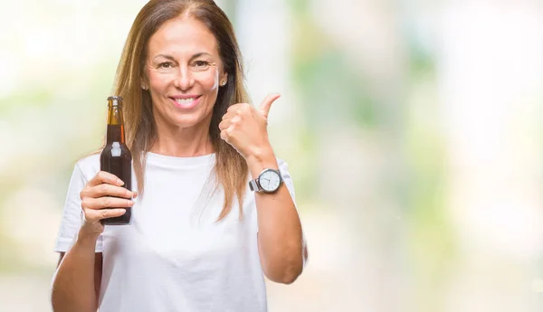 Middle Age Hispanic Woman Drinking Beer Isolated Background Pointing Showing — Stock Photo, Image