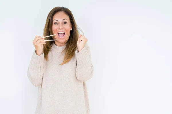 Frau Mittleren Alters Hält Asiatische Essstäbchen Über Isolierten Hintergrund Schreit — Stockfoto