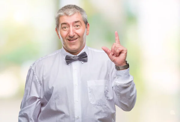 Stilig Senior Man Bär Fluga Över Isolerade Bakgrund Pekande Finger — Stockfoto